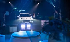 Gush Gems LED Wash 1915 освещает презентацию нового Porsche Cayenne